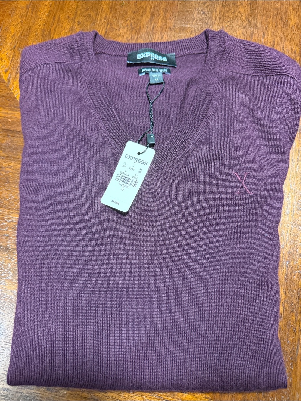 Express Men's merino wool  V-Neck Sweater in maroon